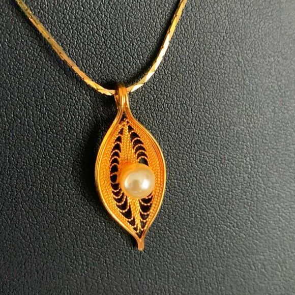 Elegant Sarah Coventry Filigree Leaf Necklace Set, in Gold plate, Marked - Picture 1 of 8